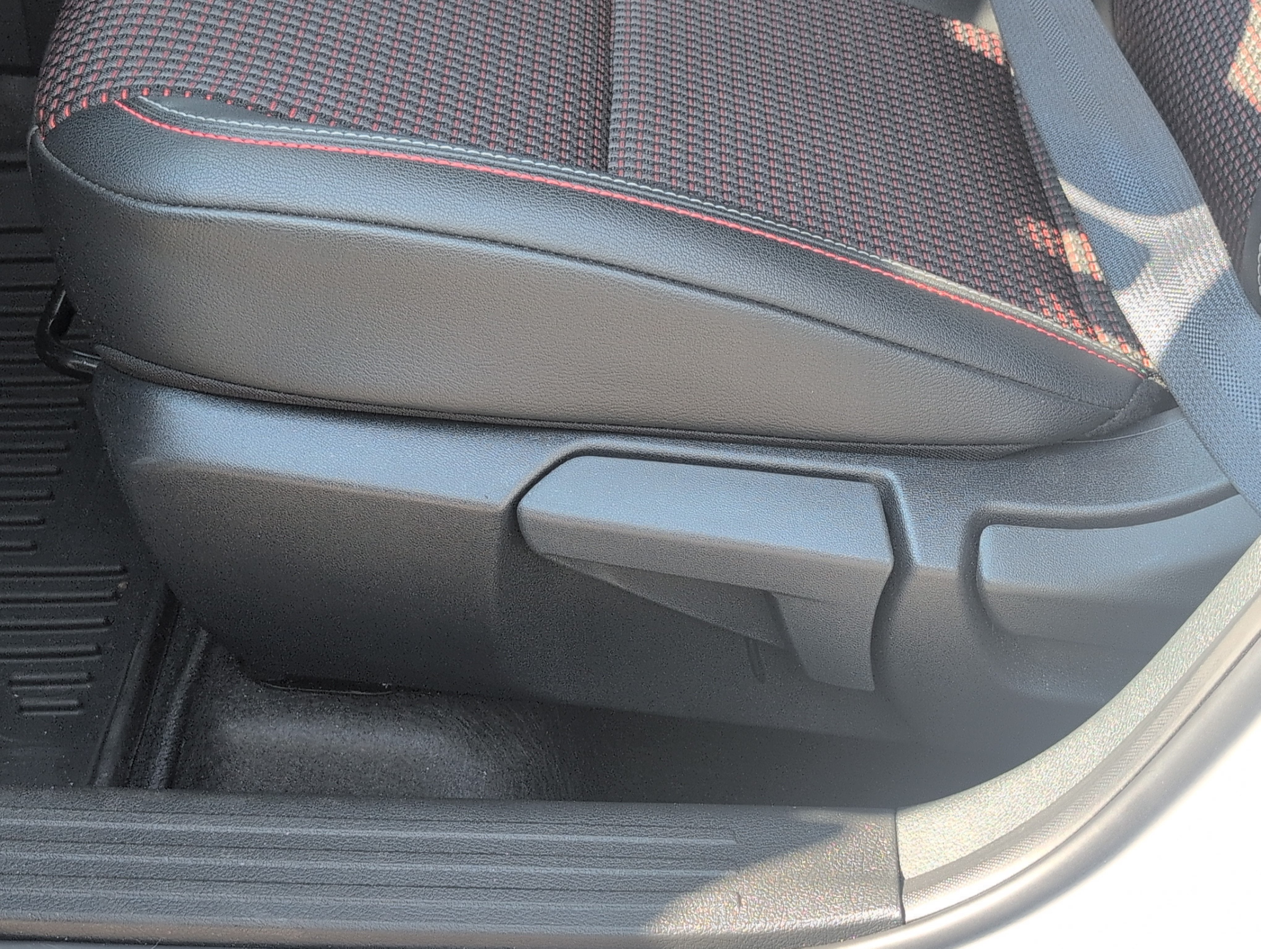 2025 Nissan Kicks SR FWD